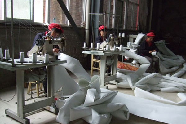 布袋車(chē)間正在為除塵設(shè)備加工布袋